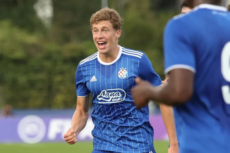 [FOTO] MODRI BROD TONE SVE DUBLJE I DUBLJE: Bio je na dobrom putu, ali onda se nasukao