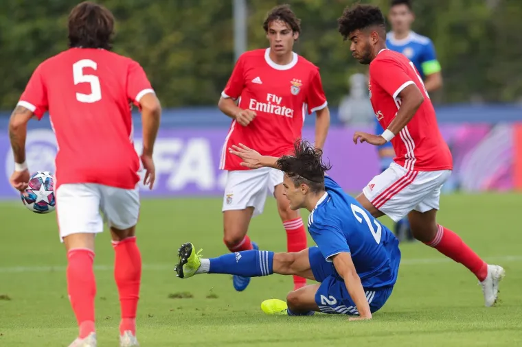 [FOTO] MODRI BROD TONE SVE DUBLJE I DUBLJE: Bio je na dobrom putu, ali onda se nasukao