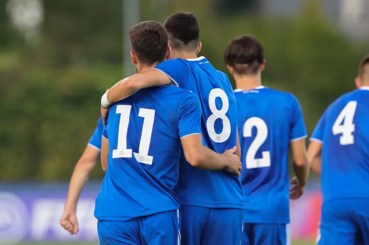 [FOTO] MODRI BROD TONE SVE DUBLJE I DUBLJE: Bio je na dobrom putu, ali onda se nasukao