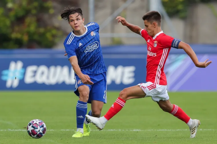 [FOTO] MODRI BROD TONE SVE DUBLJE I DUBLJE: Bio je na dobrom putu, ali onda se nasukao