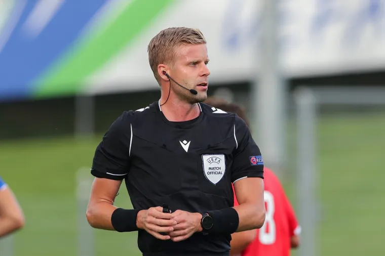 [FOTO] MODRI BROD TONE SVE DUBLJE I DUBLJE: Bio je na dobrom putu, ali onda se nasukao