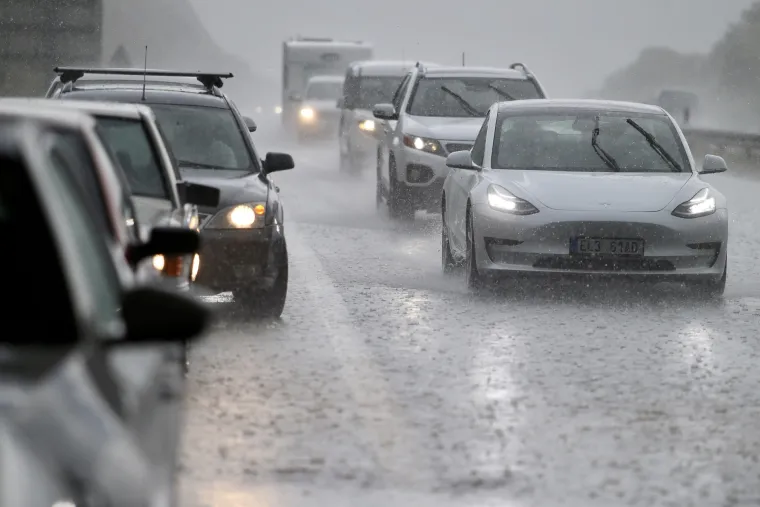 Nevrijeme praćeno tučom stvaralo probleme u prometu u Zagvozdu