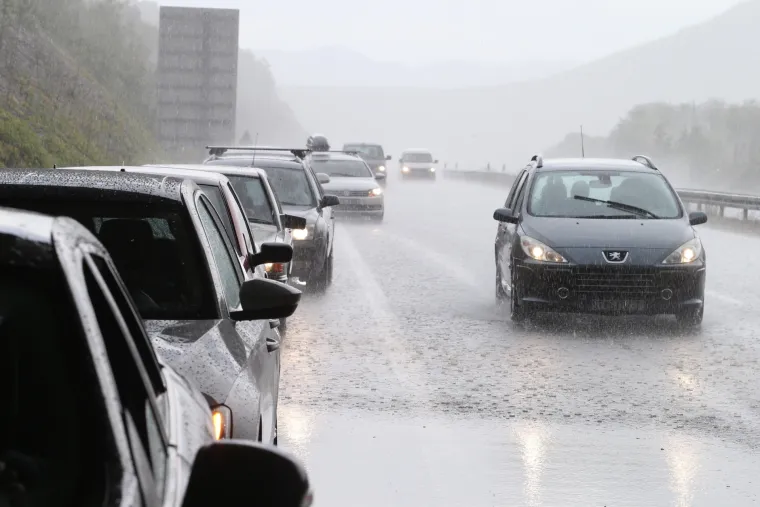Nevrijeme praćeno tučom stvaralo probleme u prometu u Zagvozdu