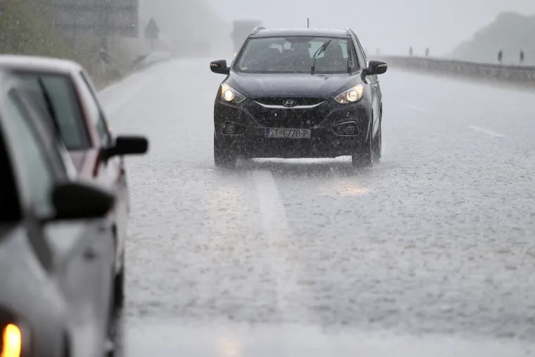 Nevrijeme praćeno tučom stvaralo probleme u prometu u Zagvozdu