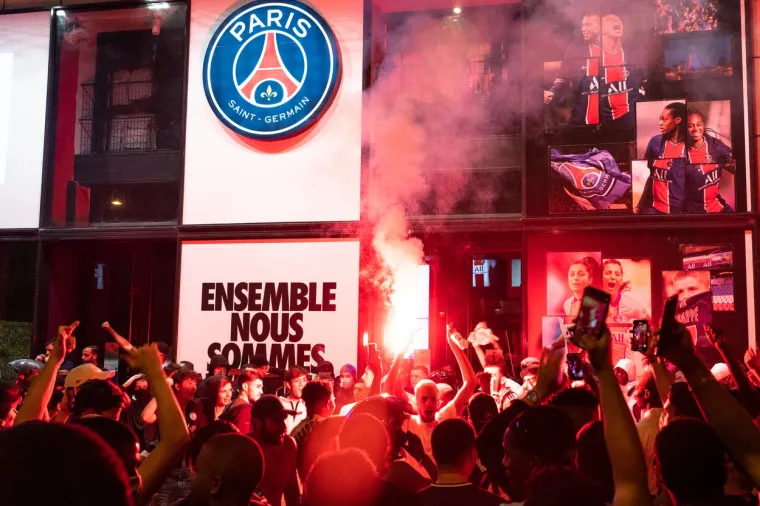 [FOTO] PARIZ JE NOĆAS GORIO: Pogledajte prizore iz francuske prijestolnice