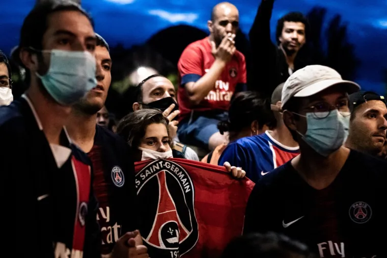 Burno je bilo sinoć u Parizu. Tisuće navijača PSG-a gledalo je polufinalnu utakmicu Lige prvaka između prvaka Francuske i RB Leipziga.