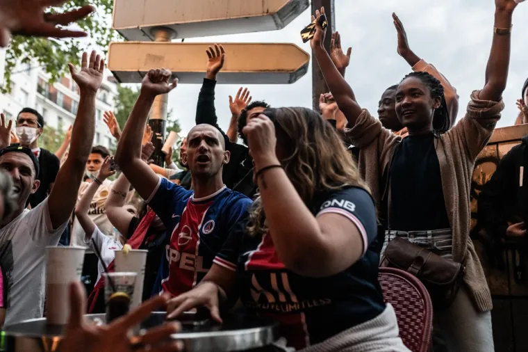 [FOTO] PARIZ JE NOĆAS GORIO: Pogledajte prizore iz francuske prijestolnice