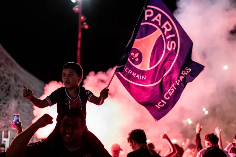 [FOTO] PARIZ JE NOĆAS GORIO: Pogledajte prizore iz francuske prijestolnice