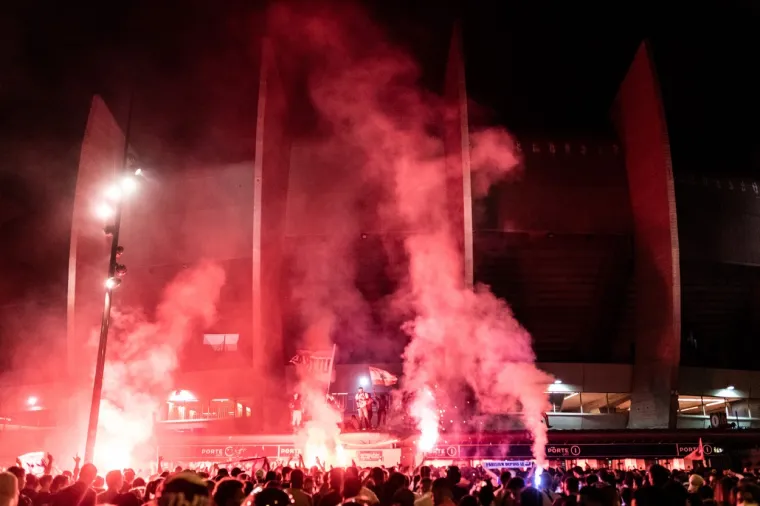 [FOTO] PARIZ JE NOĆAS GORIO: Pogledajte prizore iz francuske prijestolnice