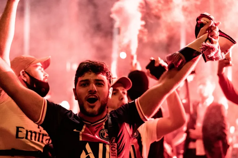 [FOTO] PARIZ JE NOĆAS GORIO: Pogledajte prizore iz francuske prijestolnice