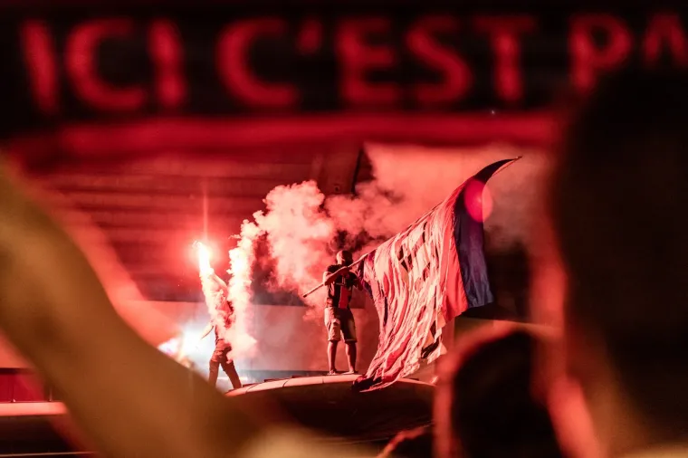 [FOTO] PARIZ JE NOĆAS GORIO: Pogledajte prizore iz francuske prijestolnice