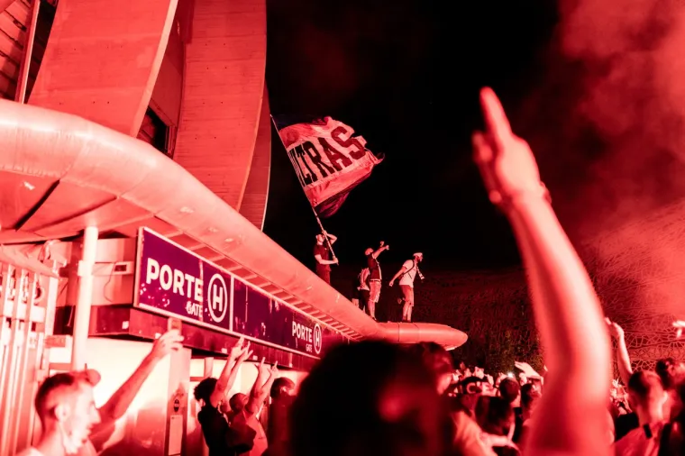 [FOTO] PARIZ JE NOĆAS GORIO: Pogledajte prizore iz francuske prijestolnice