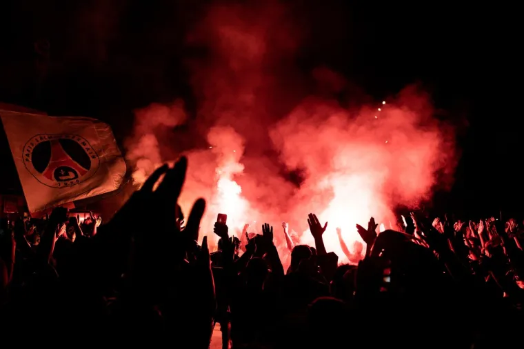 [FOTO] PARIZ JE NOĆAS GORIO: Pogledajte prizore iz francuske prijestolnice