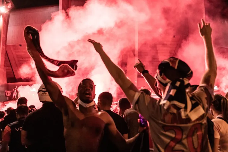 [FOTO] PARIZ JE NOĆAS GORIO: Pogledajte prizore iz francuske prijestolnice