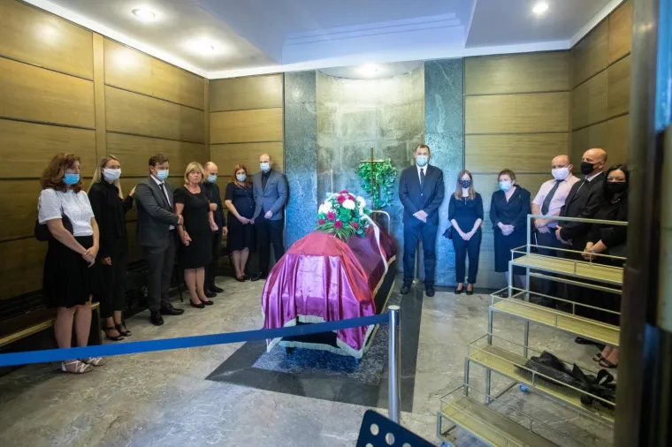 Zagreb - Posljednji ispraćaj nekadašnjeg saborskog zastupnika i sveučilišnog profesora Josipa Kregara na zagrebačkom Krematoriju