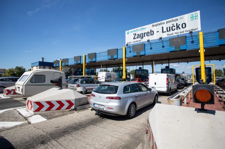 Turisti napu&scaron;taju Jadran i 'bježe' iz Hrvatske: Velike gužve na graničnim prijelazima i u smjeru Zagreba