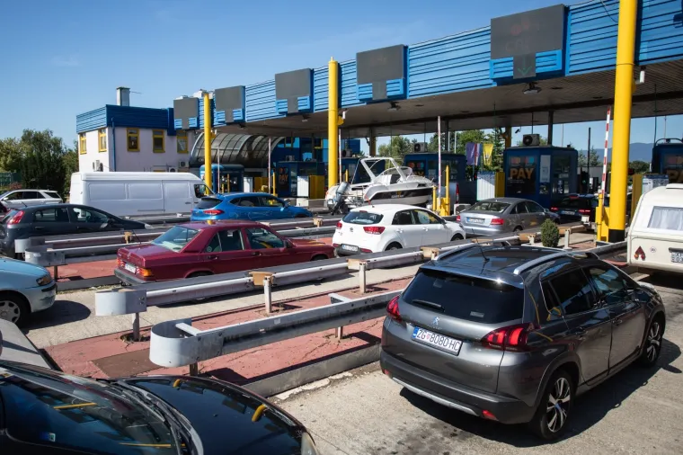 Turisti napu&scaron;taju Jadran i 'bježe' iz Hrvatske: Velike gužve na graničnim prijelazima i u smjeru Zagreba