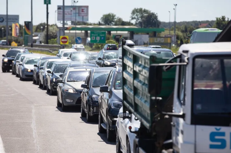 Turisti napu&scaron;taju Jadran i 'bježe' iz Hrvatske: Velike gužve na graničnim prijelazima i u smjeru Zagreba