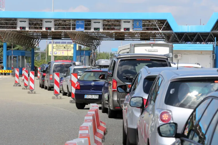 Turisti napu&scaron;taju Jadran i 'bježe' iz Hrvatske: Velike gužve na graničnim prijelazima i u smjeru Zagreba