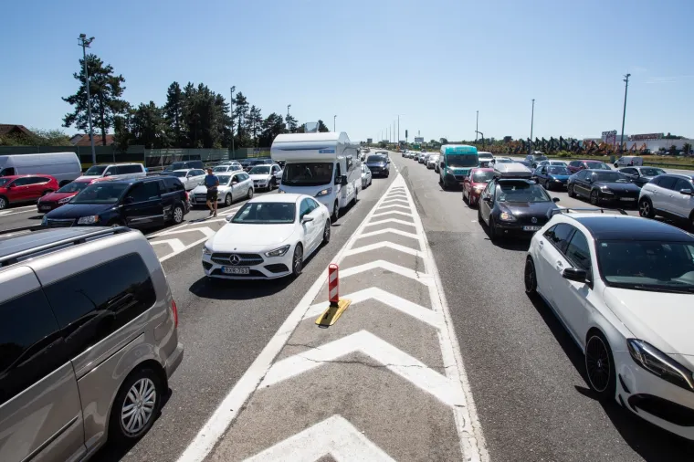 Turisti napu&scaron;taju Jadran i 'bježe' iz Hrvatske: Velike gužve na graničnim prijelazima i u smjeru Zagreba