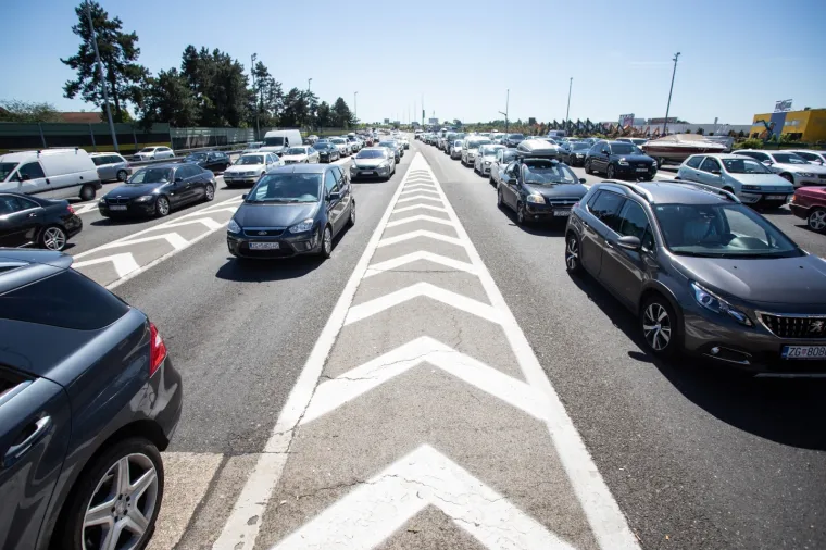 Turisti napu&scaron;taju Jadran i 'bježe' iz Hrvatske: Velike gužve na graničnim prijelazima i u smjeru Zagreba