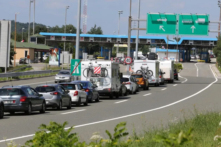 Turisti napu&scaron;taju Jadran i 'bježe' iz Hrvatske: Velike gužve na graničnim prijelazima i u smjeru Zagreba