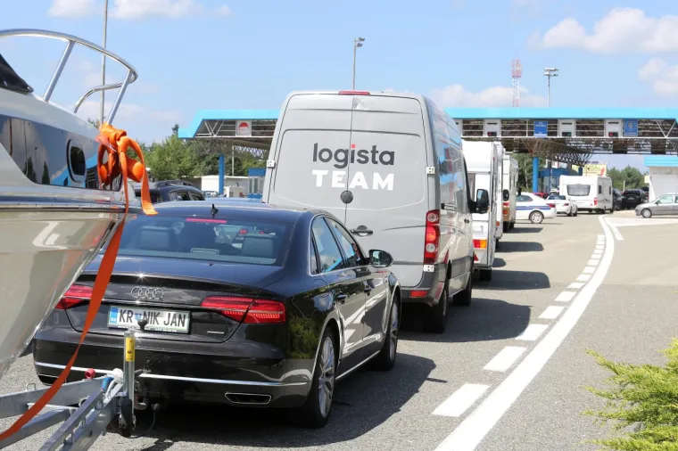 Turisti napu&scaron;taju Jadran i 'bježe' iz Hrvatske: Velike gužve na graničnim prijelazima i u smjeru Zagreba