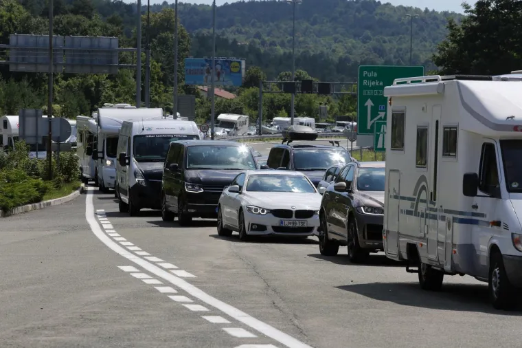 Turisti napu&scaron;taju Jadran i 'bježe' iz Hrvatske: Velike gužve na graničnim prijelazima i u smjeru Zagreba
