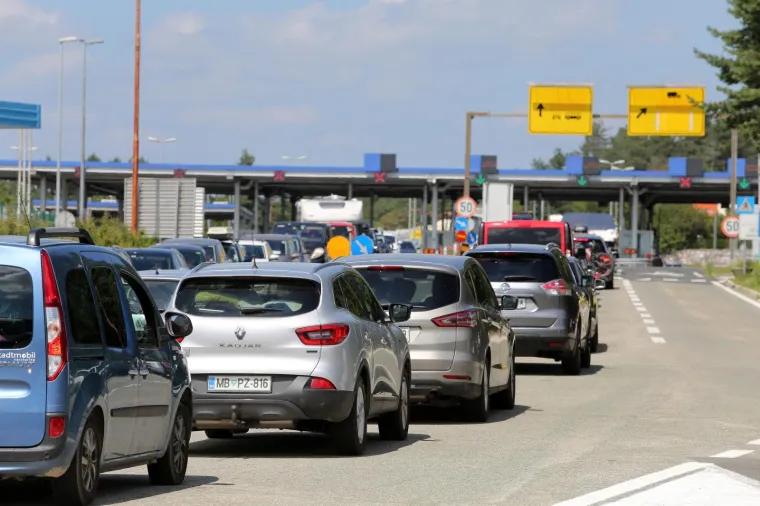 Turisti napu&scaron;taju Jadran i 'bježe' iz Hrvatske: Velike gužve na graničnim prijelazima i u smjeru Zagreba