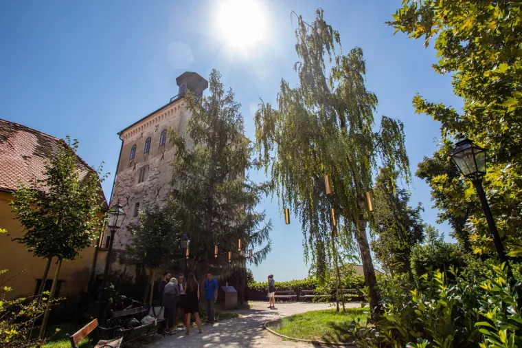 Sjećate li se slomljenog srca koje je obi&scaron;lo svijet? Pro&scaron;ećite 'Okolo' ljep&scaron;om stranom Zagreba - posveta 'ranjenome gradu'