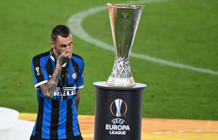 Marcelo Brozović prolazi pored trofeja za pobjednika Europske lige Foto: Profimedia