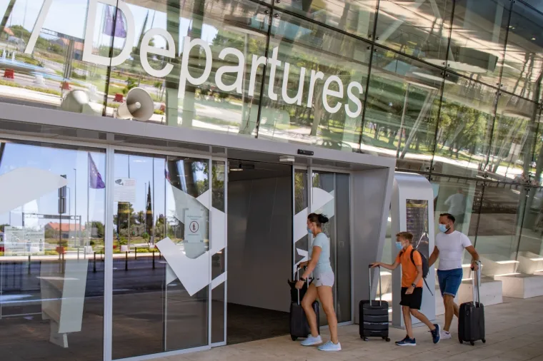 Britanci bježe iz Hrvatske da ne moraju u karantenu: Cijene avionskih karata drastično povećane!