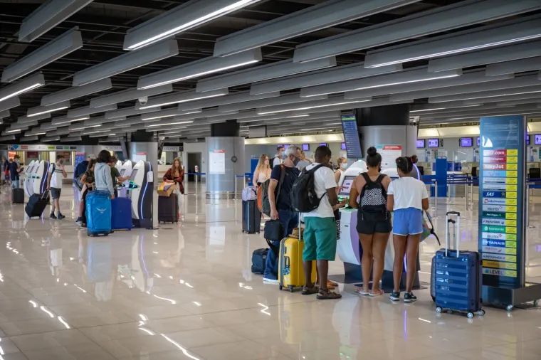 Britanci bježe iz Hrvatske da ne moraju u karantenu: Cijene avionskih karata drastično povećane!