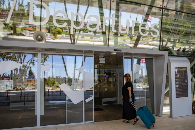 Britanci bježe iz Hrvatske da ne moraju u karantenu: Cijene avionskih karata drastično povećane!