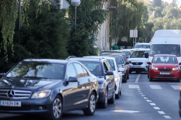 POVEĆAN BROJ TESTIRANJA NA KORONU U ZAGREBU: Stvorila se kolona vozila ispred zavoda za javno zdravstvo