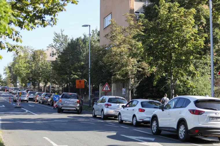 POVEĆAN BROJ TESTIRANJA NA KORONU U ZAGREBU: Stvorila se kolona vozila ispred zavoda za javno zdravstvo