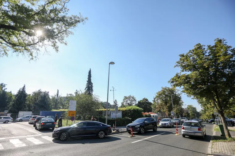 POVEĆAN BROJ TESTIRANJA NA KORONU U ZAGREBU: Stvorila se kolona vozila ispred zavoda za javno zdravstvo