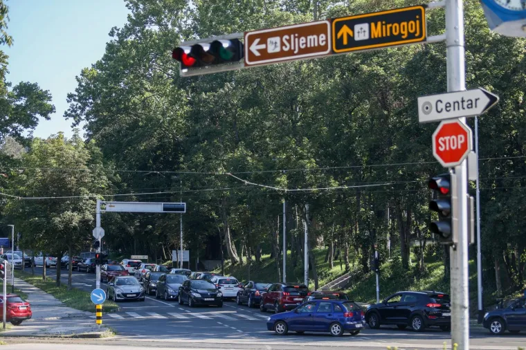 POVEĆAN BROJ TESTIRANJA NA KORONU U ZAGREBU: Stvorila se kolona vozila ispred zavoda za javno zdravstvo