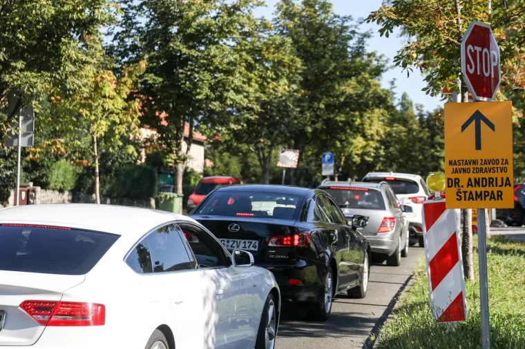 POVEĆAN BROJ TESTIRANJA NA KORONU U ZAGREBU: Stvorila se kolona vozila ispred zavoda za javno zdravstvo