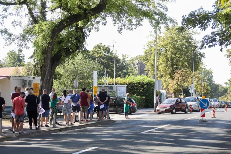 POVEĆAN BROJ TESTIRANJA NA KORONU U ZAGREBU: Stvorila se kolona vozila ispred zavoda za javno zdravstvo
