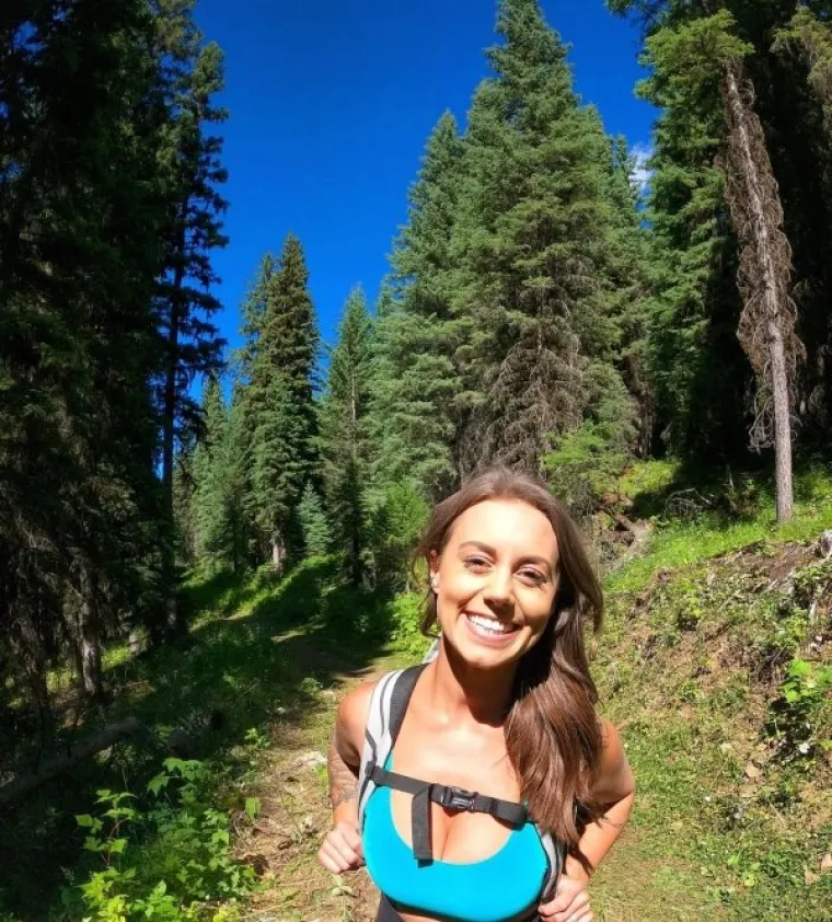 NOSE GRUDNJAKE K'O &Scaron;TO NEKI NOSE MASKE:  Sve im ispada, ne pokrivaju ba&scaron; ni&scaron;ta, ali važno da je forma zadovoljena