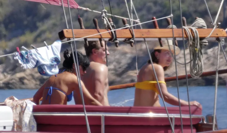 EKSKLUZIVNO 23.08.2020., Solta - Poznata britanska pjevacica Lily Allen sa svojim deckom poznatim glumcem iz serije Stranger Things Davidom Harbourom plovi Jadranom. S Lily na odmoru su i njezine dvije kceri iz prvog braka sa Samom Cooperom, Ethel Mary i Marnie Rose te pjevacicina prijateljica Lydia O'Brein. 
Nakon dorucka, Lily i David suncali su se na palubi. Lily je pusila cigarete i pila kavu dok je David povremeno s ju slikao s mobitelom. Kako David ne bi izgorio Lily mu je utrljala kremu za suncanje. Za odmor s Lily David je cak osisao i bradu, koja je njegov zastitni znak.
Photo: Ivo Cagalj/PIXSELL
