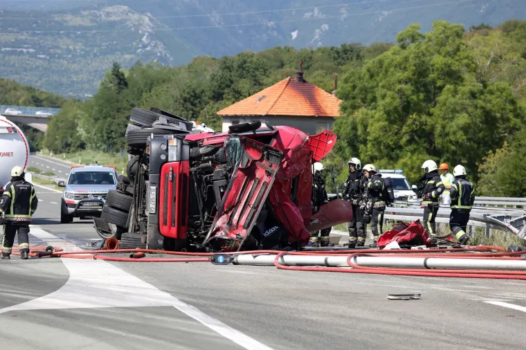 Na autocesti blizu Rijeke prevrnula se cisterna: Ozlijeđeni vozač prevezen u bolnicu