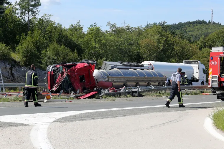 Na autocesti blizu Rijeke prevrnula se cisterna: Ozlijeđeni vozač prevezen u bolnicu