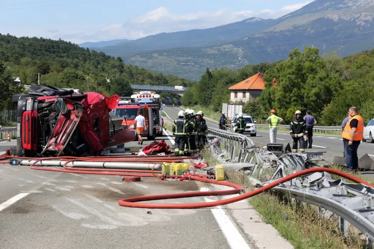 Na autocesti blizu Rijeke prevrnula se cisterna: Ozlijeđeni vozač prevezen u bolnicu