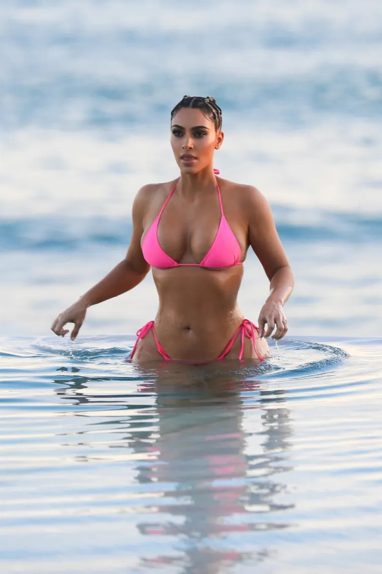 Ljepotica, za čijim oblinama uzdiše cijeli svijet, izgledala je opušteno i blistavo u ružičastom bikiniju dok je pozirala za reklamu vlastite linije šminke KKW Beauty.
