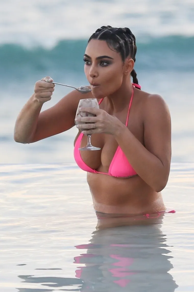 KIM NAPOKON UHVAĆENA U BIKINIJU: Ovako njezine slavne obline izgledaju bez fotošopa; Je li vam i dalje seksi?
