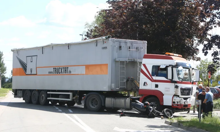 Tragična prometna nesreća: Sudarili se kamion i motocikl; Motociklistu nije bilo spasa