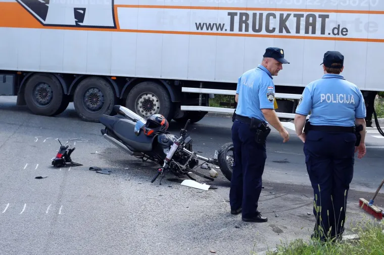 Tragična prometna nesreća: Sudarili se kamion i motocikl; Motociklistu nije bilo spasa