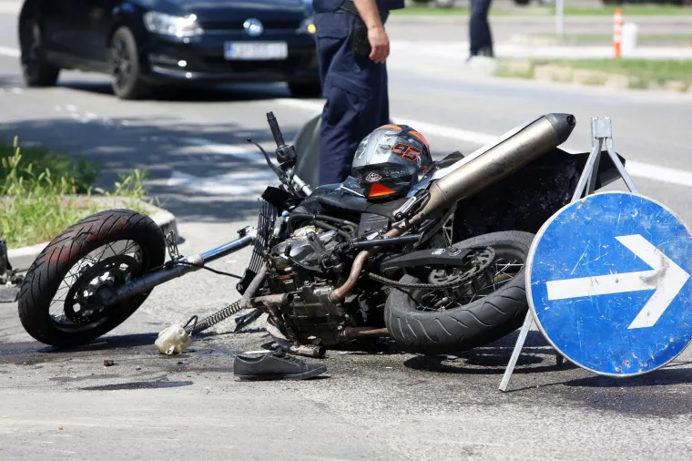 Tragična prometna nesreća: Sudarili se kamion i motocikl; Motociklistu nije bilo spasa